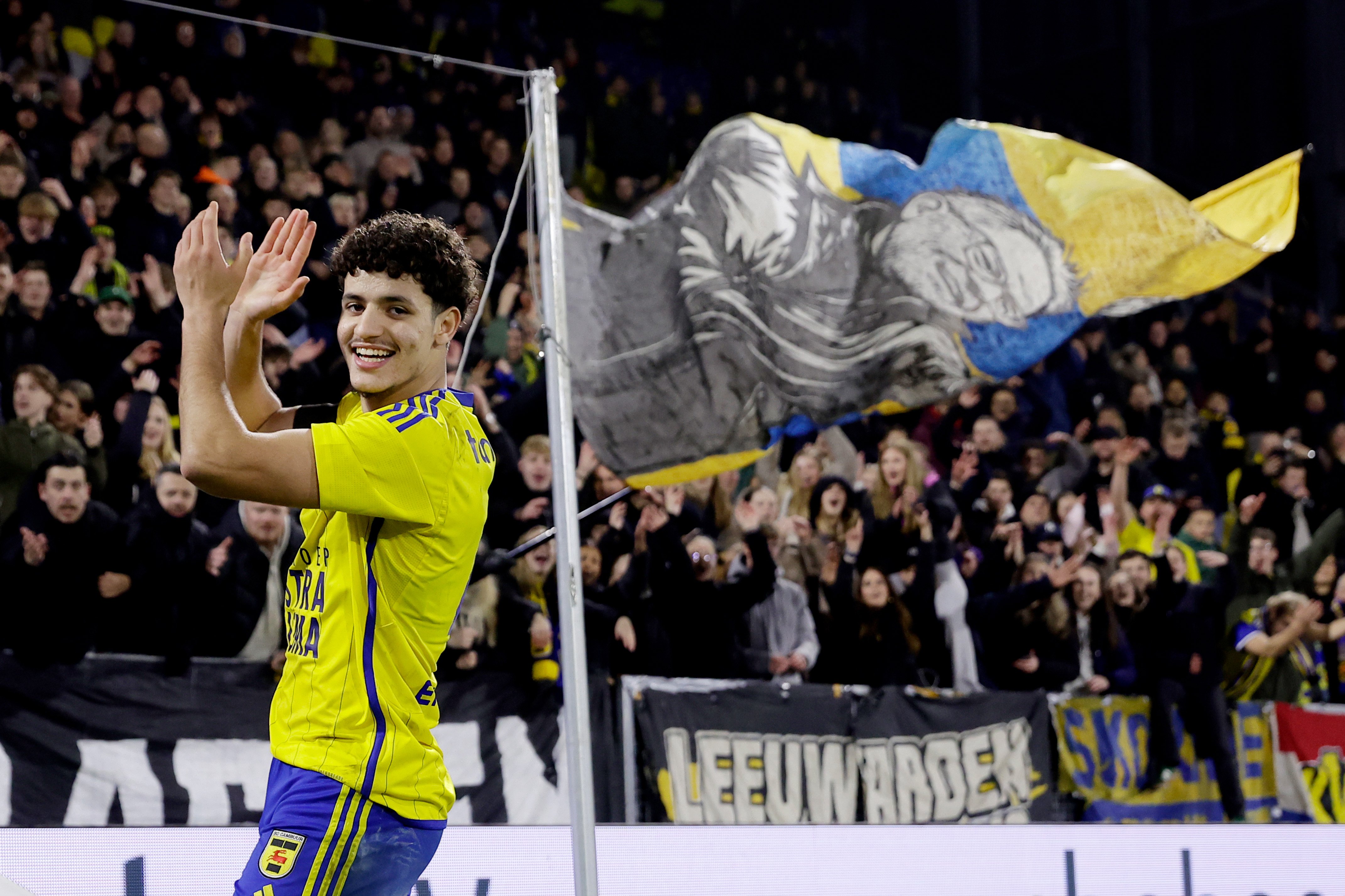 Ismaël Baouf viert een doelpunt voor SC Cambuur. De centrale verdediger is met een marktwaarde van 1,40 miljoen euro de meest waardevolle speler in de Keuken Kampioen Divisie.