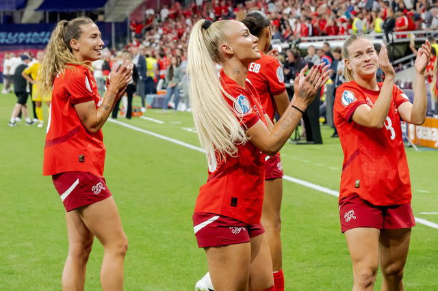 alisa lehmann in het midden op de foto viert feest met het zwitserse nationale team. zij is een van de boegbeelden van het vrouwenvoetbal met 17 miljoen volgers op instagram