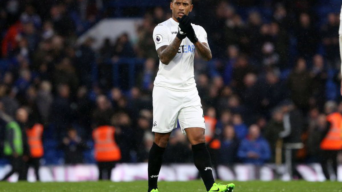 Luciano Narsingh tijdens zijn periode als voertballer, die zijn woning in Amsterdam Oud-Zuid met winst wist te verkopen.