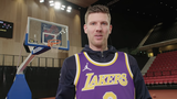 VIDEO: Michiel Kramer schittert in basketbal-special