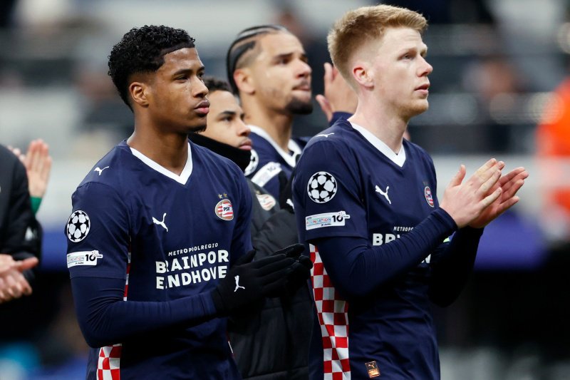 PSV'ers na afloop van het duel