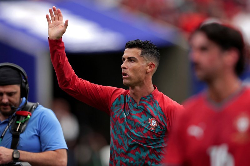 Cristiano Ronaldo viert de overwinning op Oezbekistan