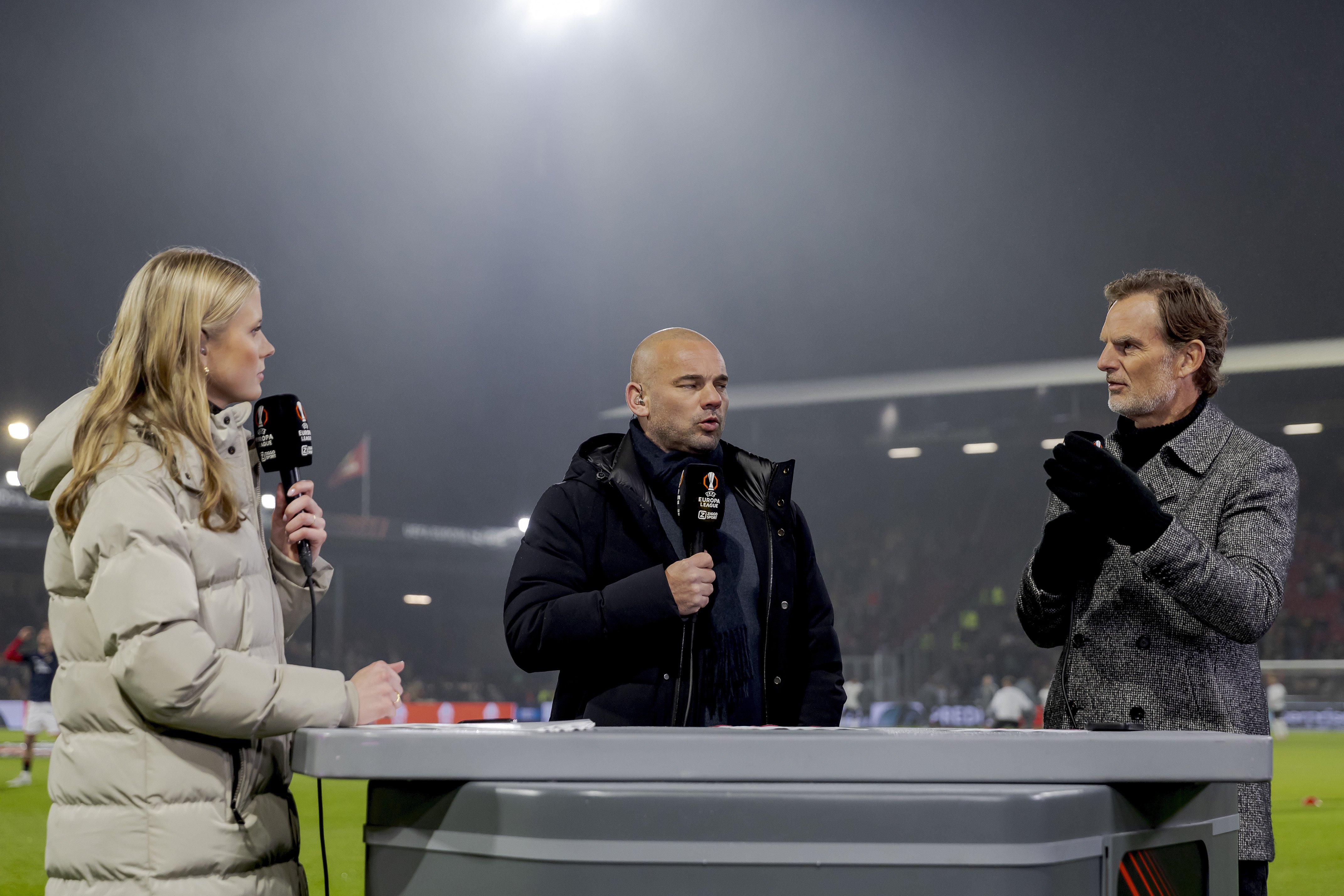 Wesley Sneijder (midden) in een rol als analist met links van hem Noa Vahle en rechts Ronald de Boer.