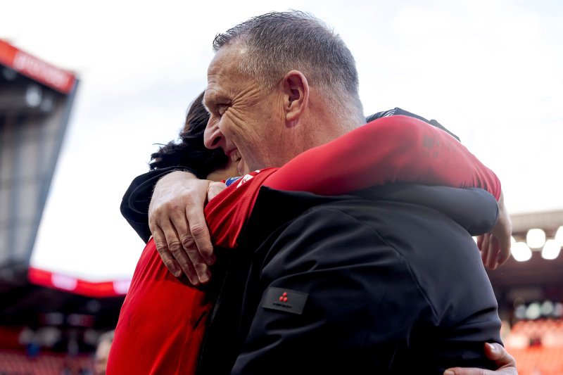 John van den Brom en Ramiz Zerrouki omhelzen elkaar