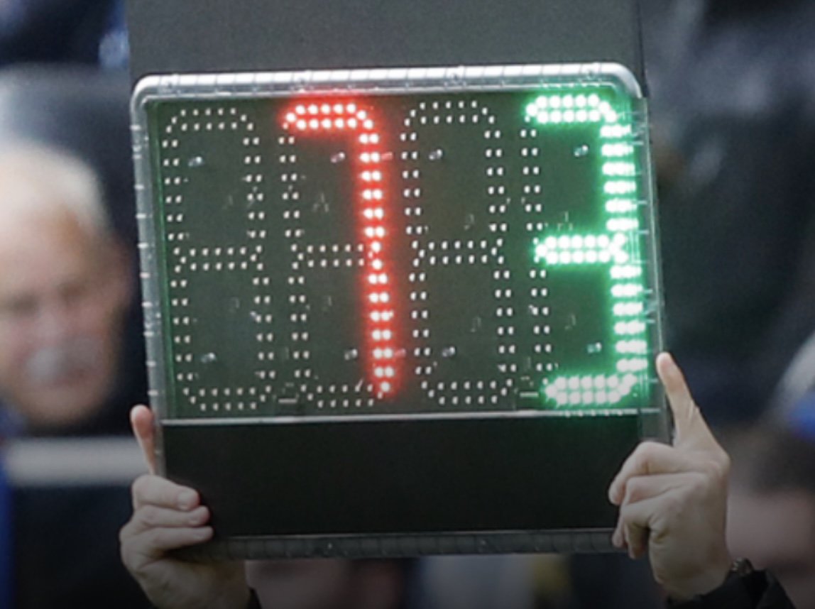 Het wisselbord langs de lijn symboliseert de januarimarkt: beslissingen onder tijdsdruk, waarbij het moment vaak net zo bepalend is als de speler zelf.