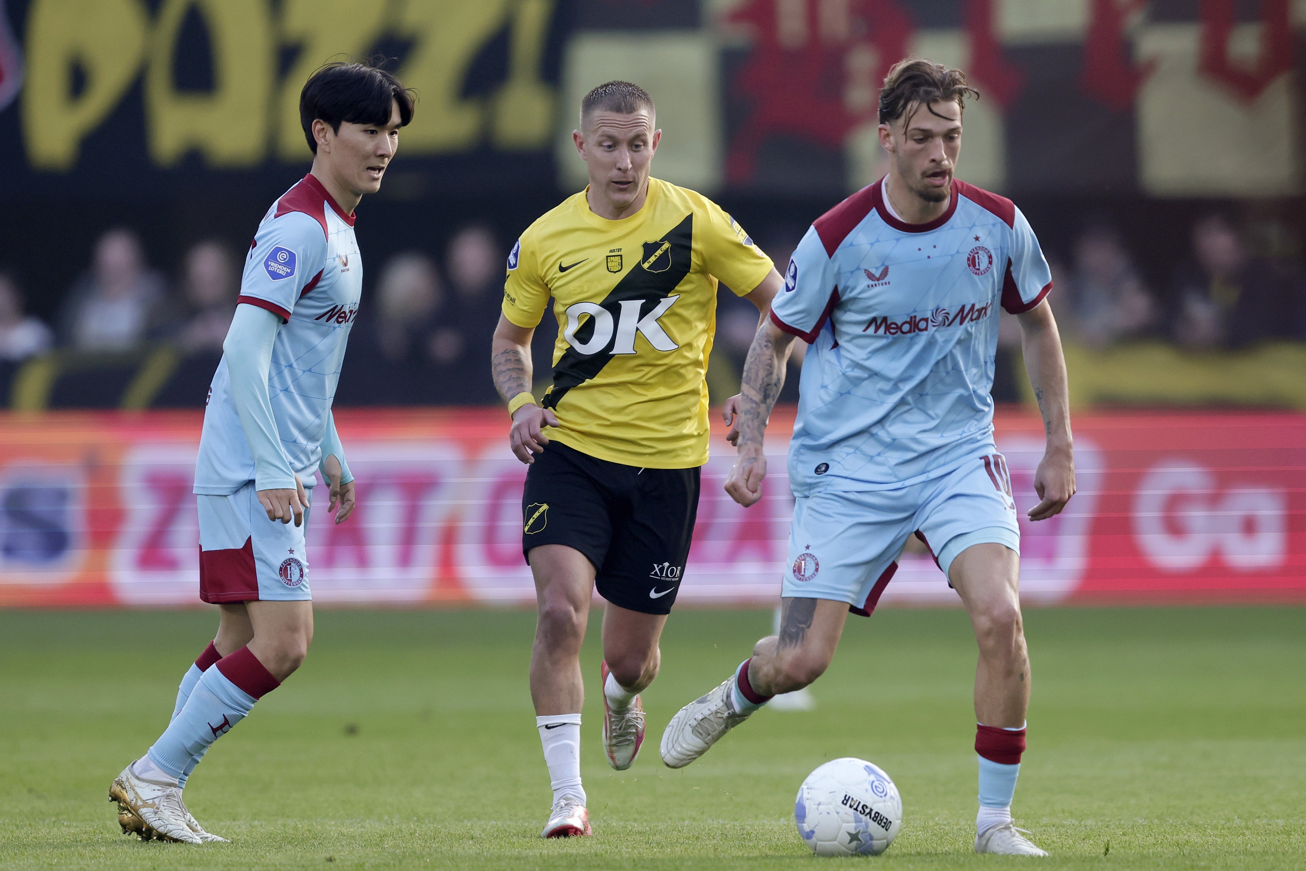 Een doelpuntenrijke eerste helft eindigt nadelig voor Feyenoord