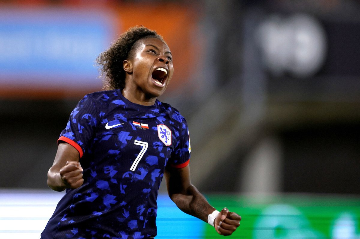 Beelden: Oranjelegioen ook in Zurich massaal aanwezig voor vrouwen