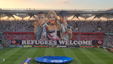 Ophef na gevoelig spandoek van Legia Warschau over vluchtelingen