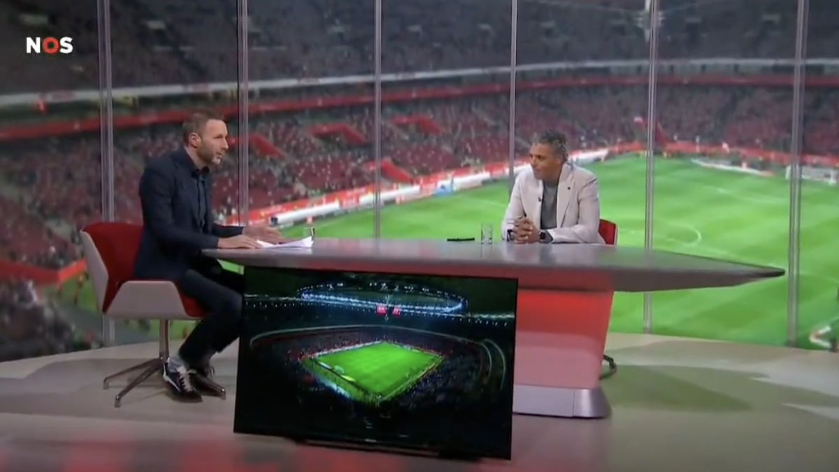 Gert van ’t Hof en Pierre van Hooijdonk in de NOS-studio na Polen – Nederland, zonder Rafael van der Vaart.