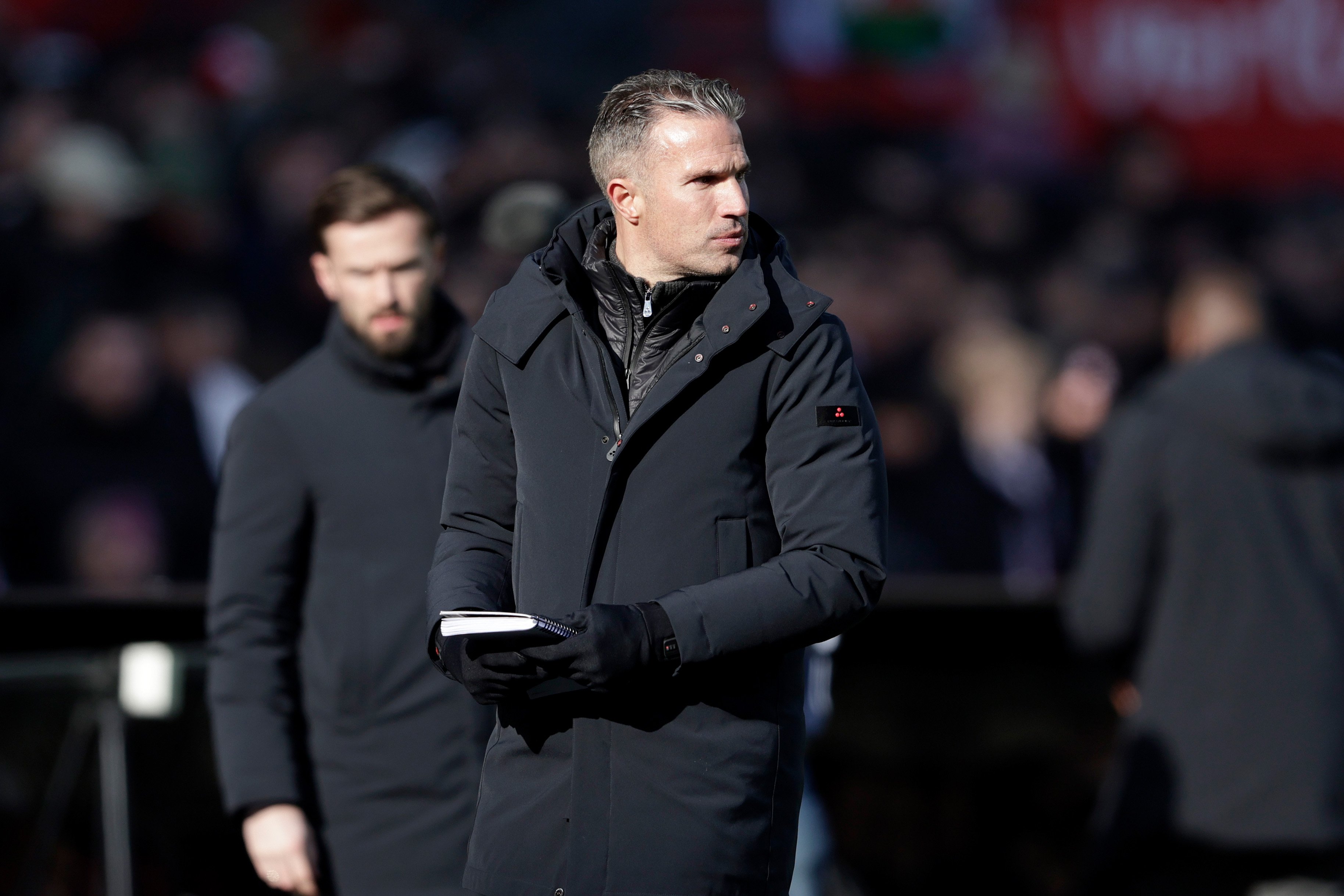 Robin van Persie tijdens de persconferentie in aanloop naar Feyenoord – Telstar, waarin hij ingaat op de eerste trainingsweek van Raheem Sterling en de situatie binnen zijn selectie.