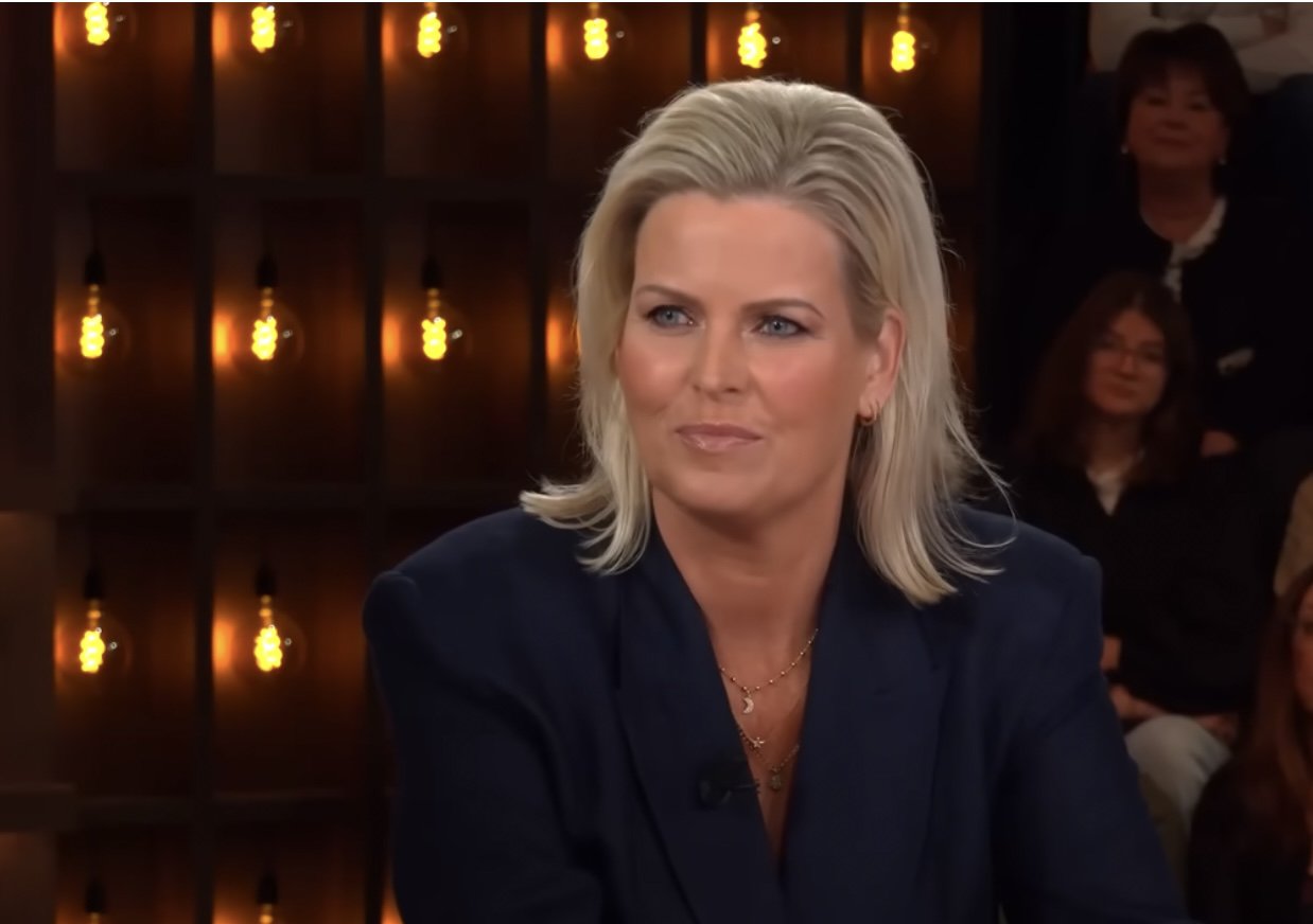 Antoinnette Scheulderman, journalist en interviewer, reageert fel op de kritiek van Johan Derksen na zijn uitlatingen over haar tv-programma.