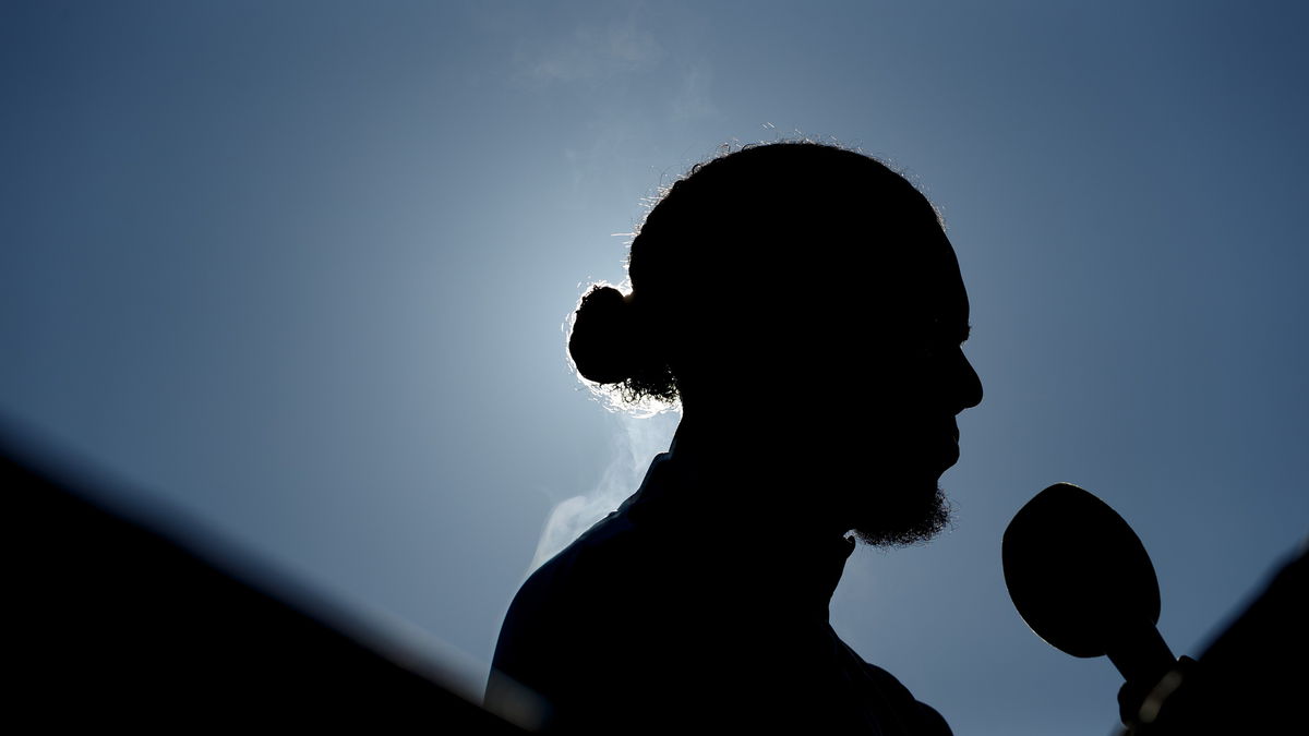 Van Dijk voor de camera bij het Nederlands elftal: de captain die tegen Polen en Litouwen alleen recordhouder wordt.