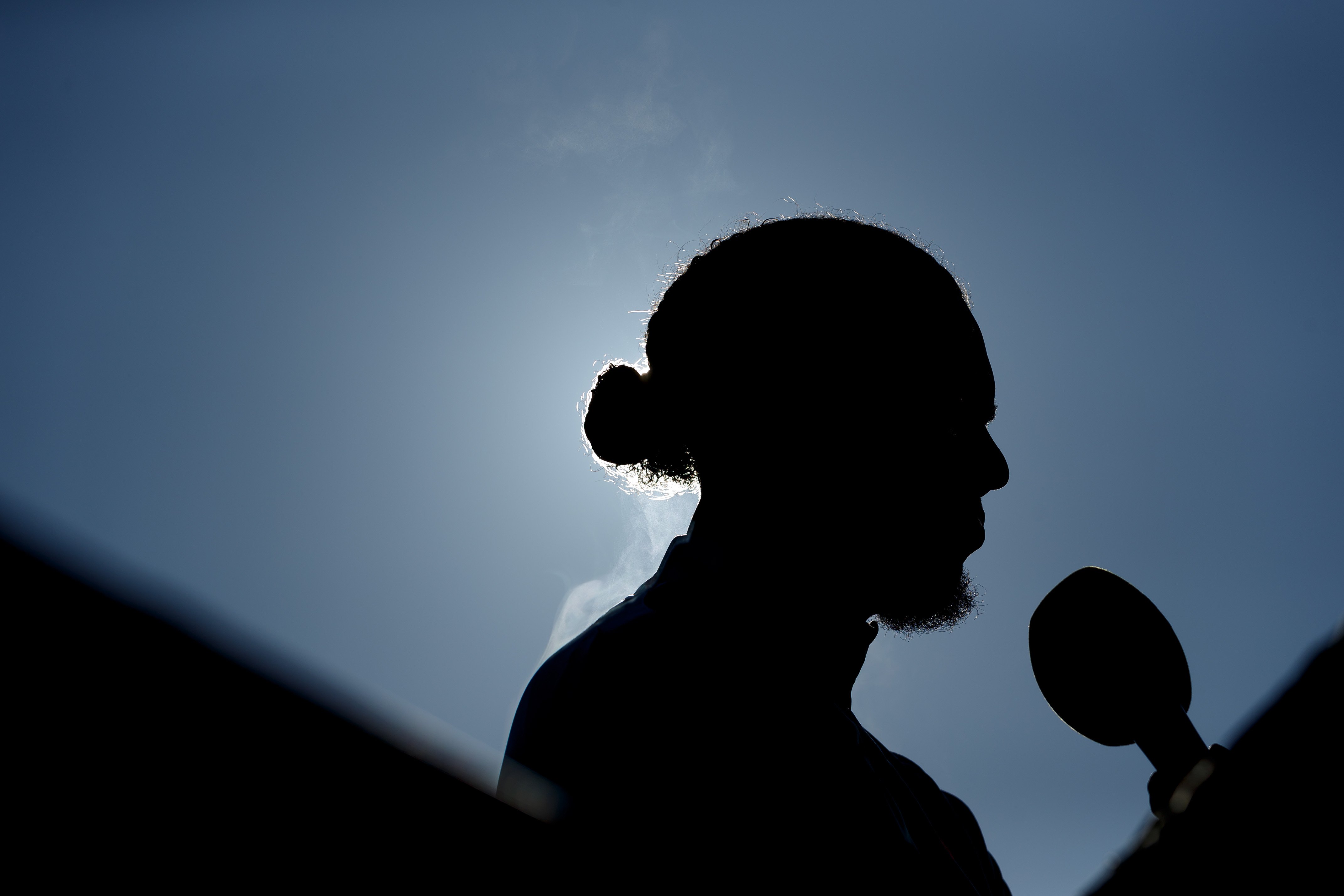 Van Dijk voor de camera bij het Nederlands elftal: de captain die tegen Polen en Litouwen alleen recordhouder wordt.