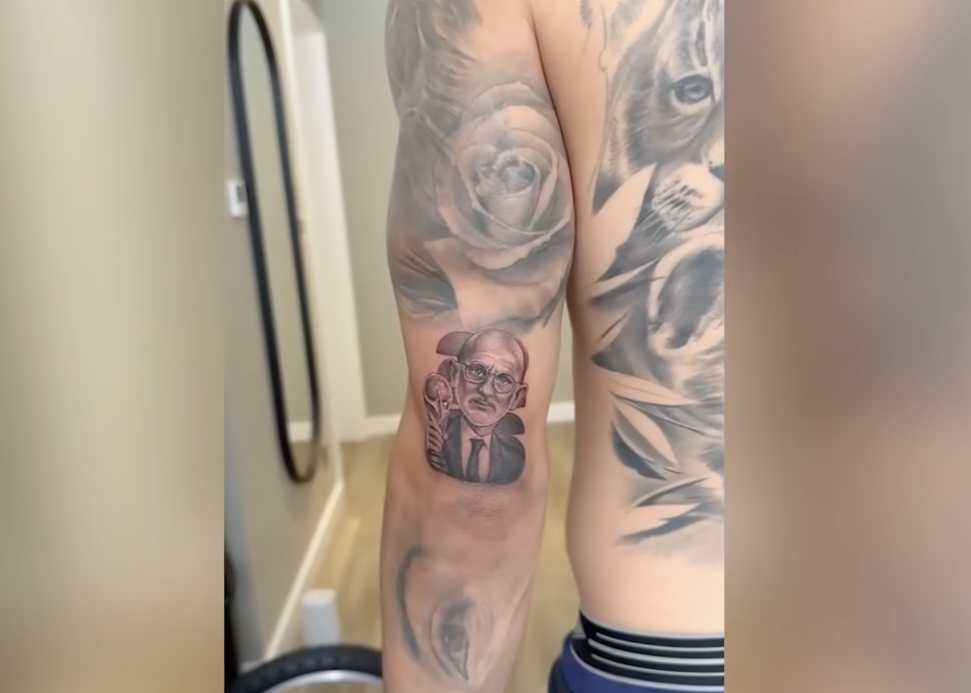  Marc Cucurella liet na de wereldtitel van Spanje een portret van bondscoach Luis de la Fuente op zijn onderarm tatoeëren.