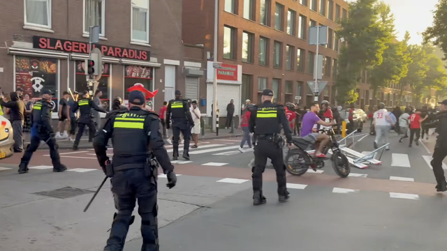 Situatie escaleert na Oranje-Marokko: ME moet ingrijpen in Den Haag