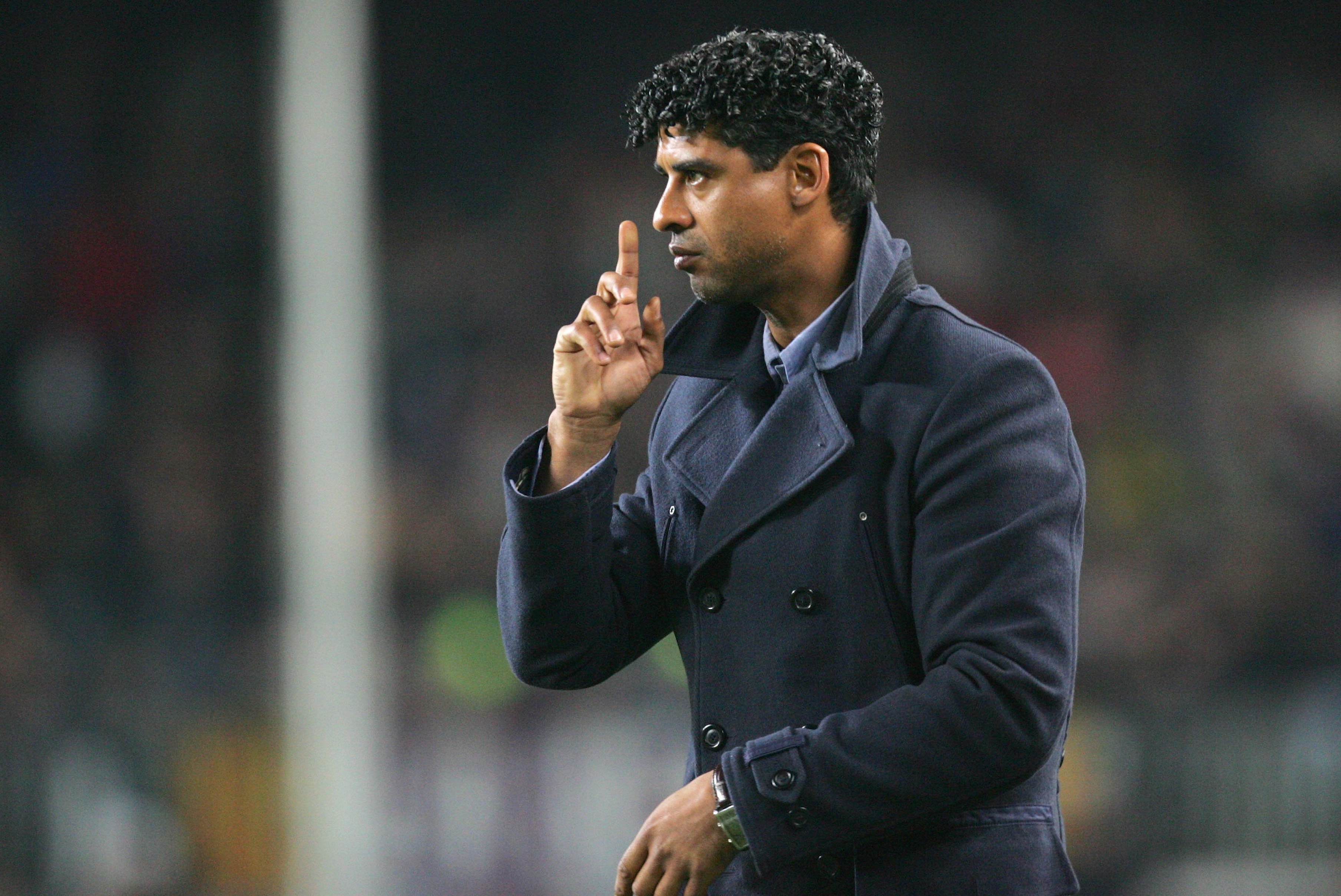Frank Rijkaard tijdens zijn periode als hoofdtrainer van FC Barcelona, coachend vanaf de zijlijn tijdens een wedstrijd van de Catalaanse topclub.