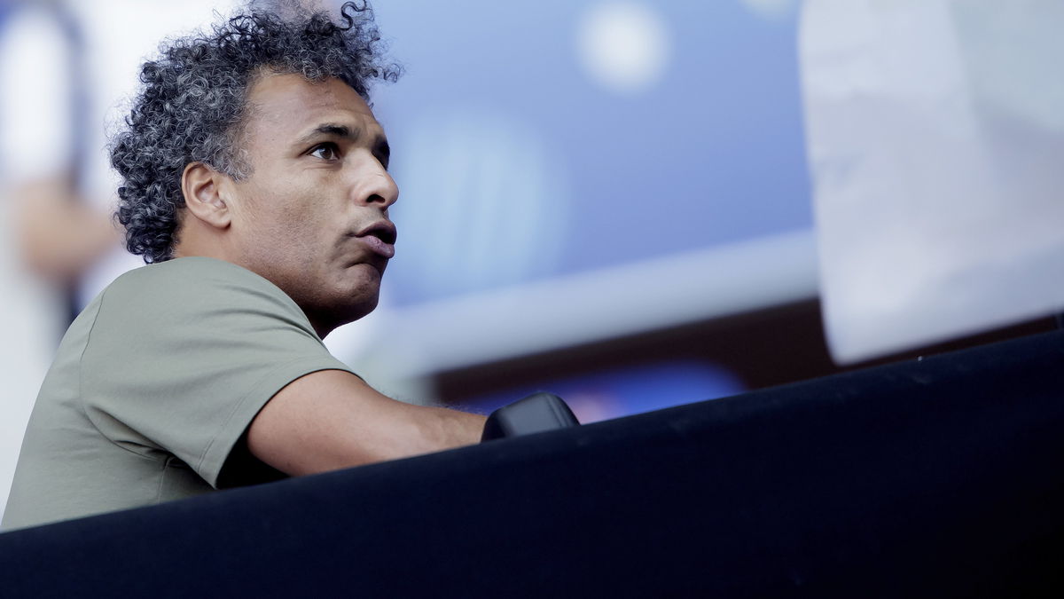 Pierre van Hooijdonk als analist bij Studio Voetbal, regelmatig onderwerp van kritiek vanuit Vandaag Inside.