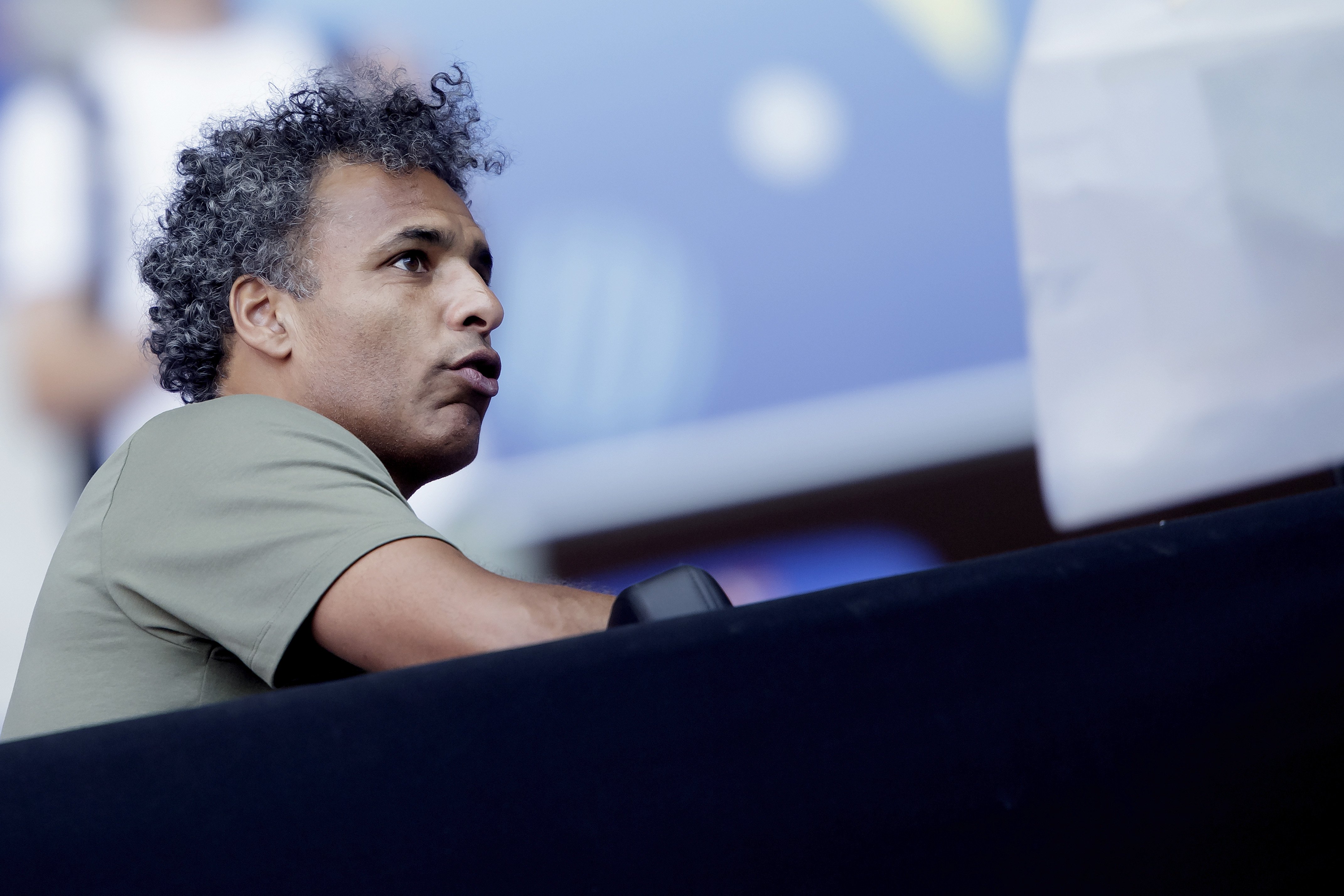 Pierre van Hooijdonk als analist bij Studio Voetbal, regelmatig onderwerp van kritiek vanuit Vandaag Inside.