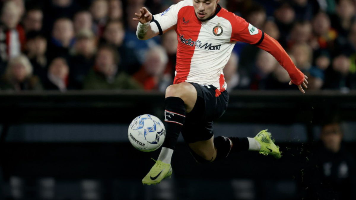 Anis Hadj Moussa in actie tegen NEC. De buitenspeler werd gewisseld door Robin van Persie en ligt onder vuur bij de analisten van KieftJansenEgmondGijp.