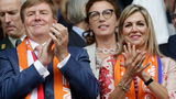 Hoe bijzonder is het dat het koningspaar zo nadrukkelijk aanwezig is bij sportevenementen als het WK voetbal?