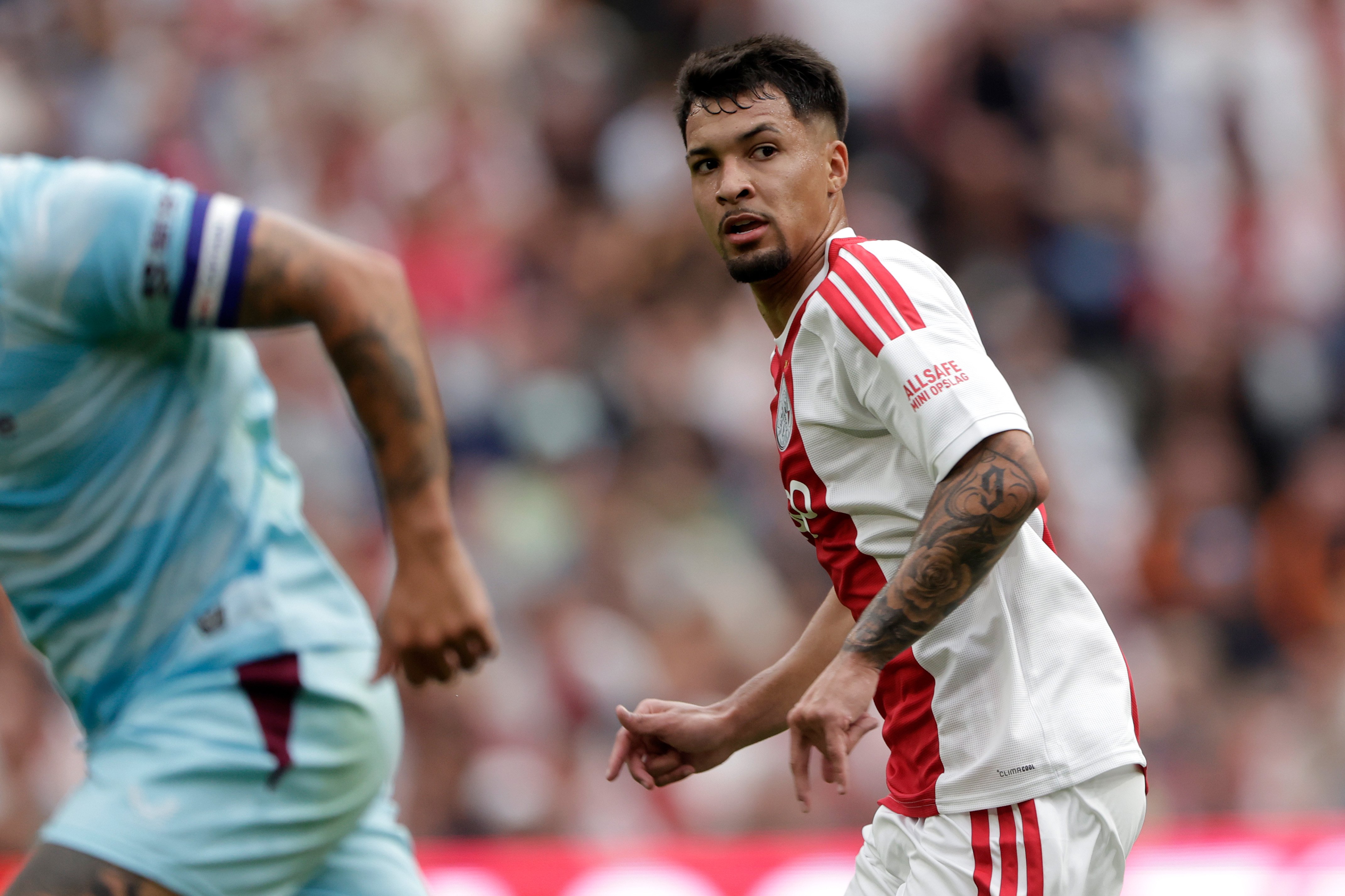 Marcos Leonardo maakte tegen Burnley zijn officieuze debuut voor Ajax en liet bij vlagen zien waarom de Amsterdammers hoge verwachtingen van de Braziliaanse spits hebben.