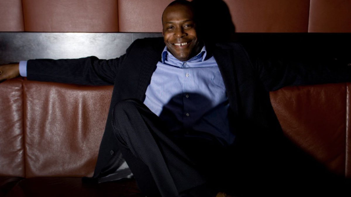 Stanley Menzo, trots maar terugtredend, bij de Surinaamse selectie.