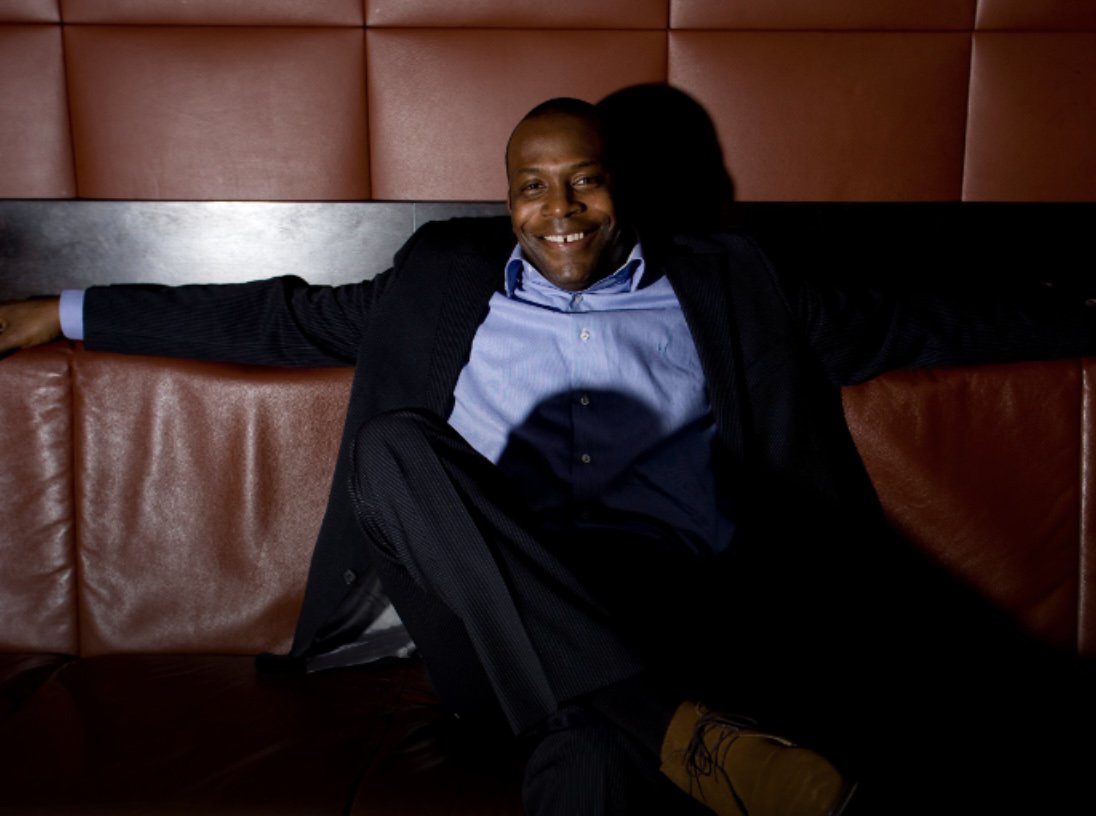 Stanley Menzo, trots maar terugtredend, bij de Surinaamse selectie.