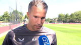 Robin van Persie spreekt met zijn keepersduo tijdens de eerste training van het seizoen.