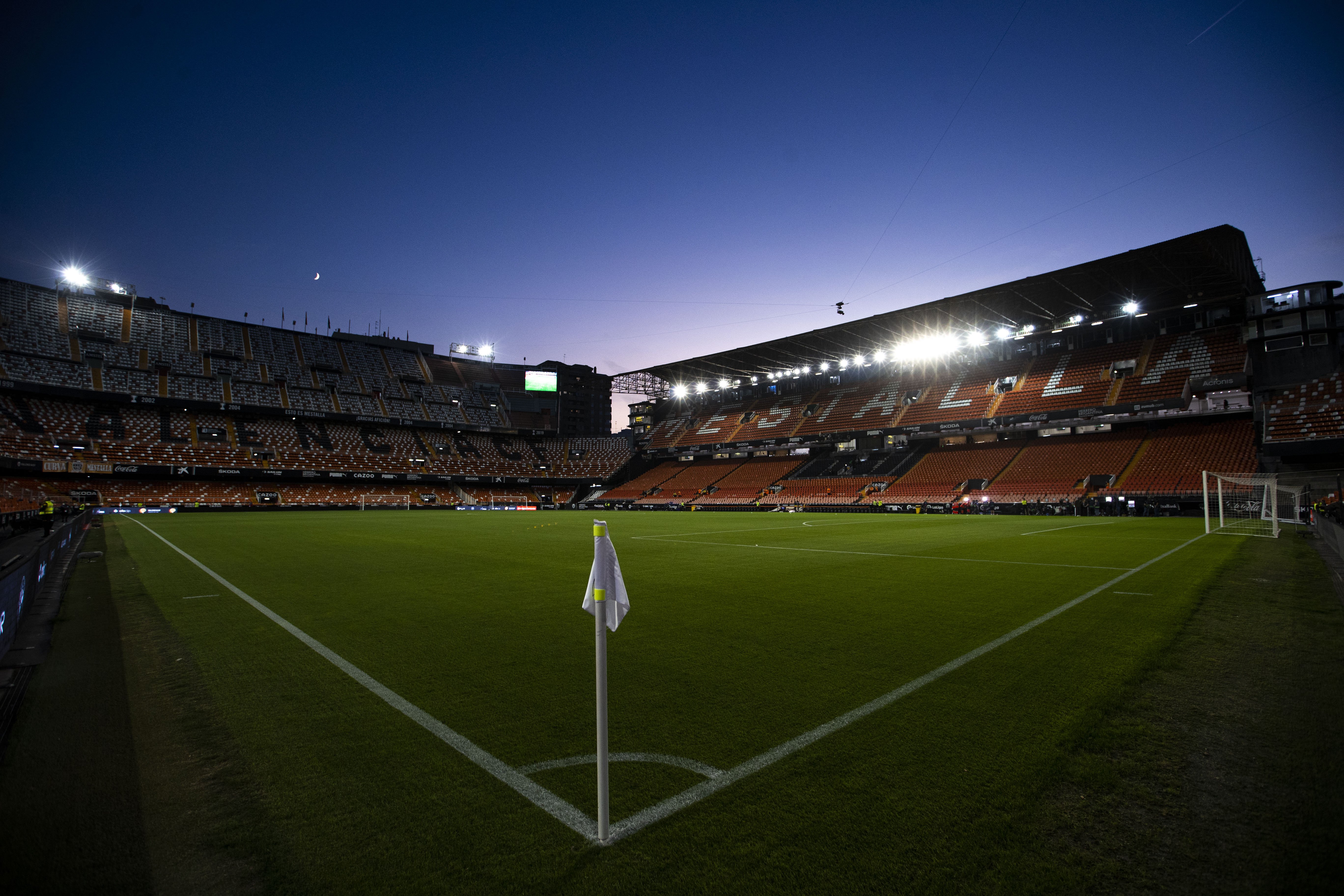 Het Estadio de Mestalla, de thuisbasis van Valencia CF. De club is in diepe rouw na het overlijden van trainer Fernando Martín en drie van zijn kinderen.