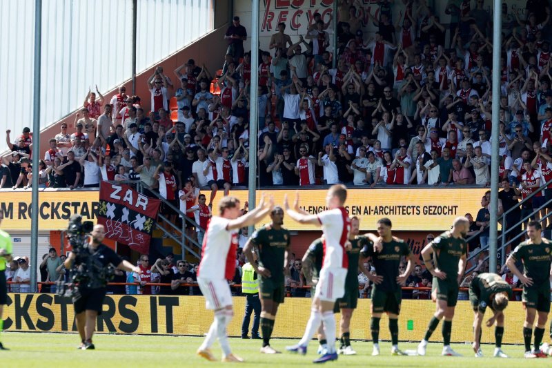 Wegens het Harry Styles-concert in de Arena, moest Ajax uitwijken naar Volendam