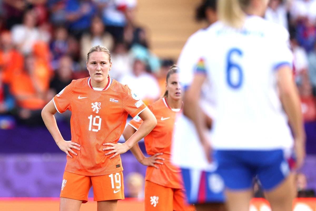Balende speelsters oranje vrouwen