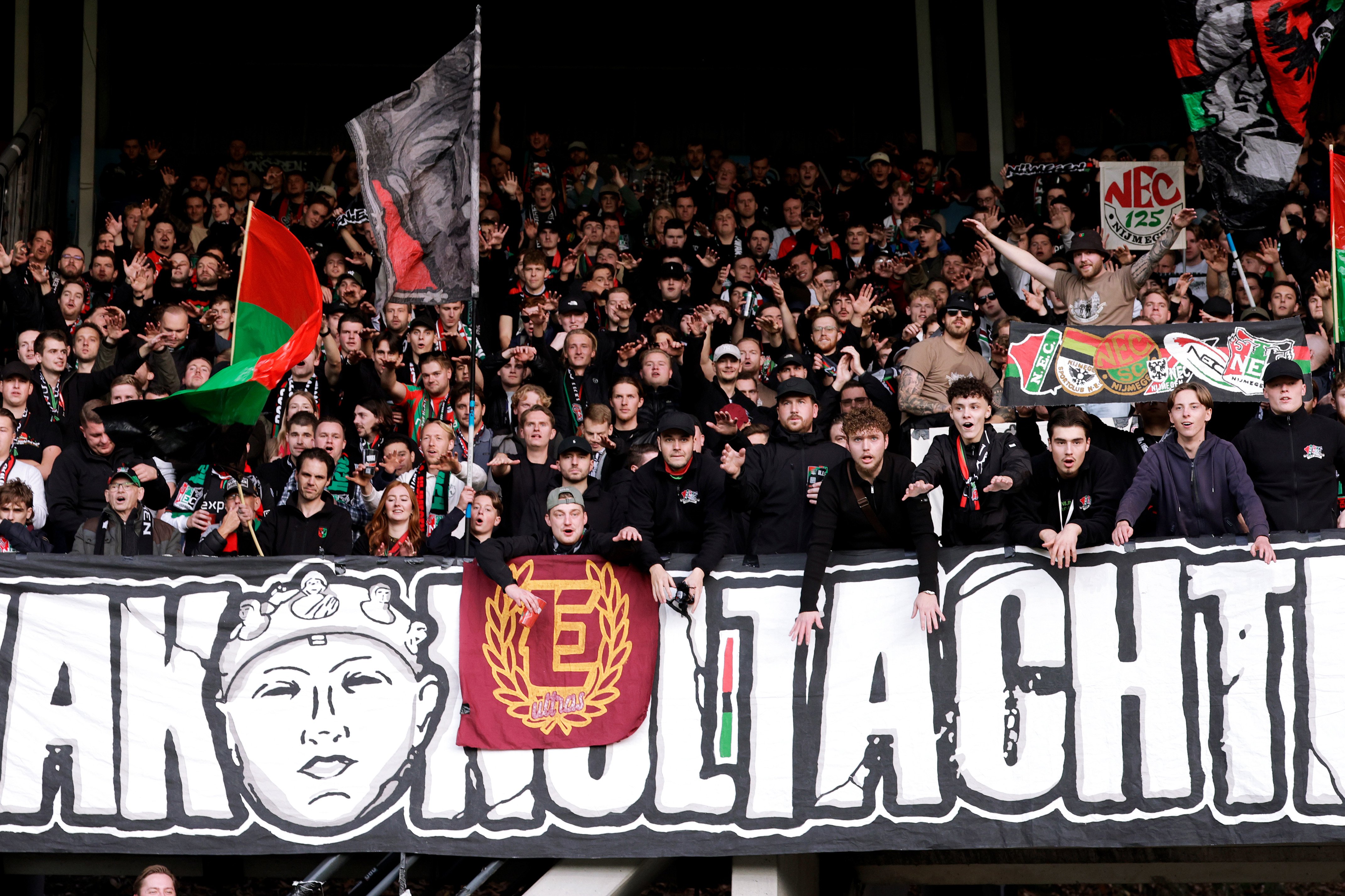 NEC-supporters laten zich luid en duidelijk horen op de tribune: saamhorigheid, trots en strijdlust in Nijmegen.