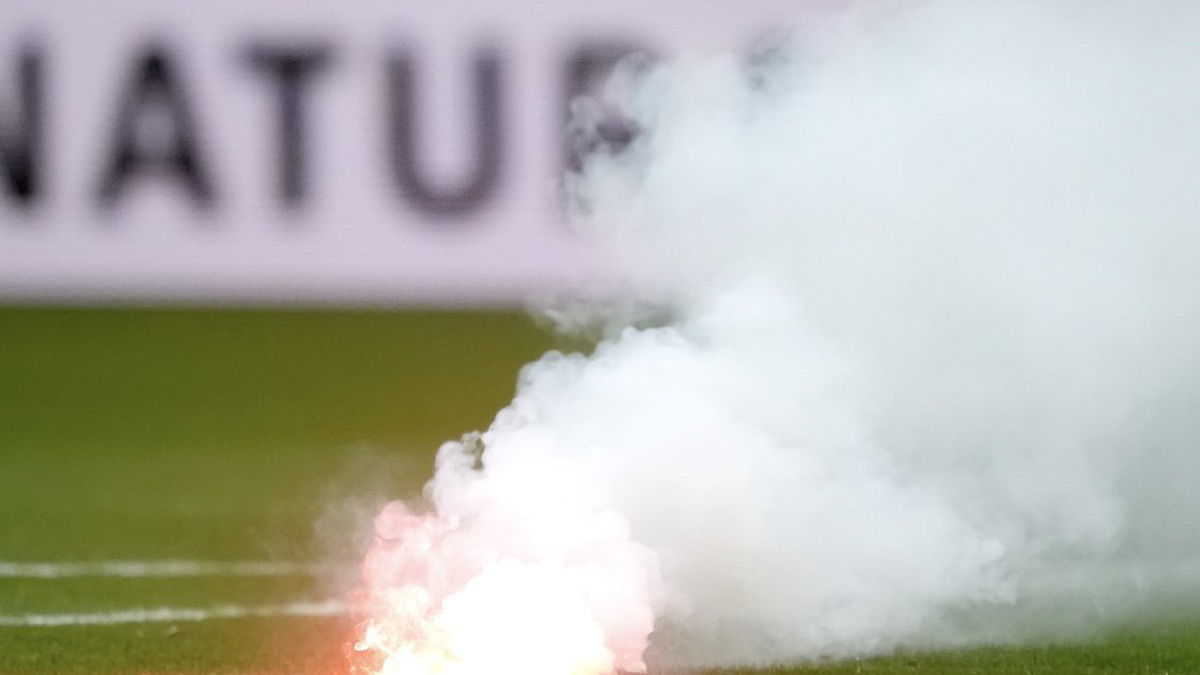 Poolse supporters protesteren tijdens Polen – Nederland; na vuurwerk op het veld verlaten fans in witte shirts en badmutsen massaal het stadion. 