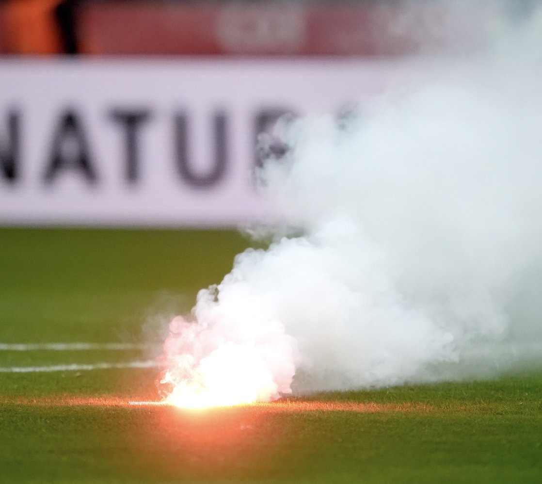 Poolse supporters protesteren tijdens Polen – Nederland; na vuurwerk op het veld verlaten fans in witte shirts en badmutsen massaal het stadion. 