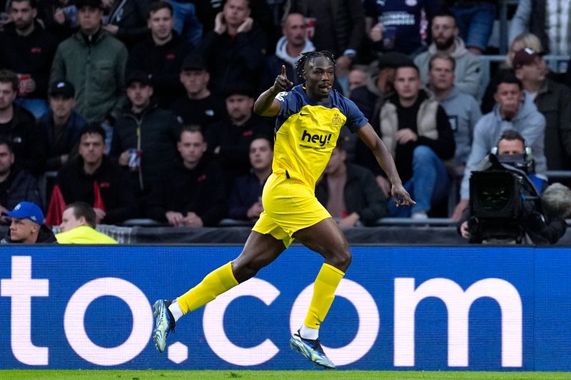 Hoezo penalty? PSV incasseert eerste CL-doelpunt na ongelukkige Pepi-act