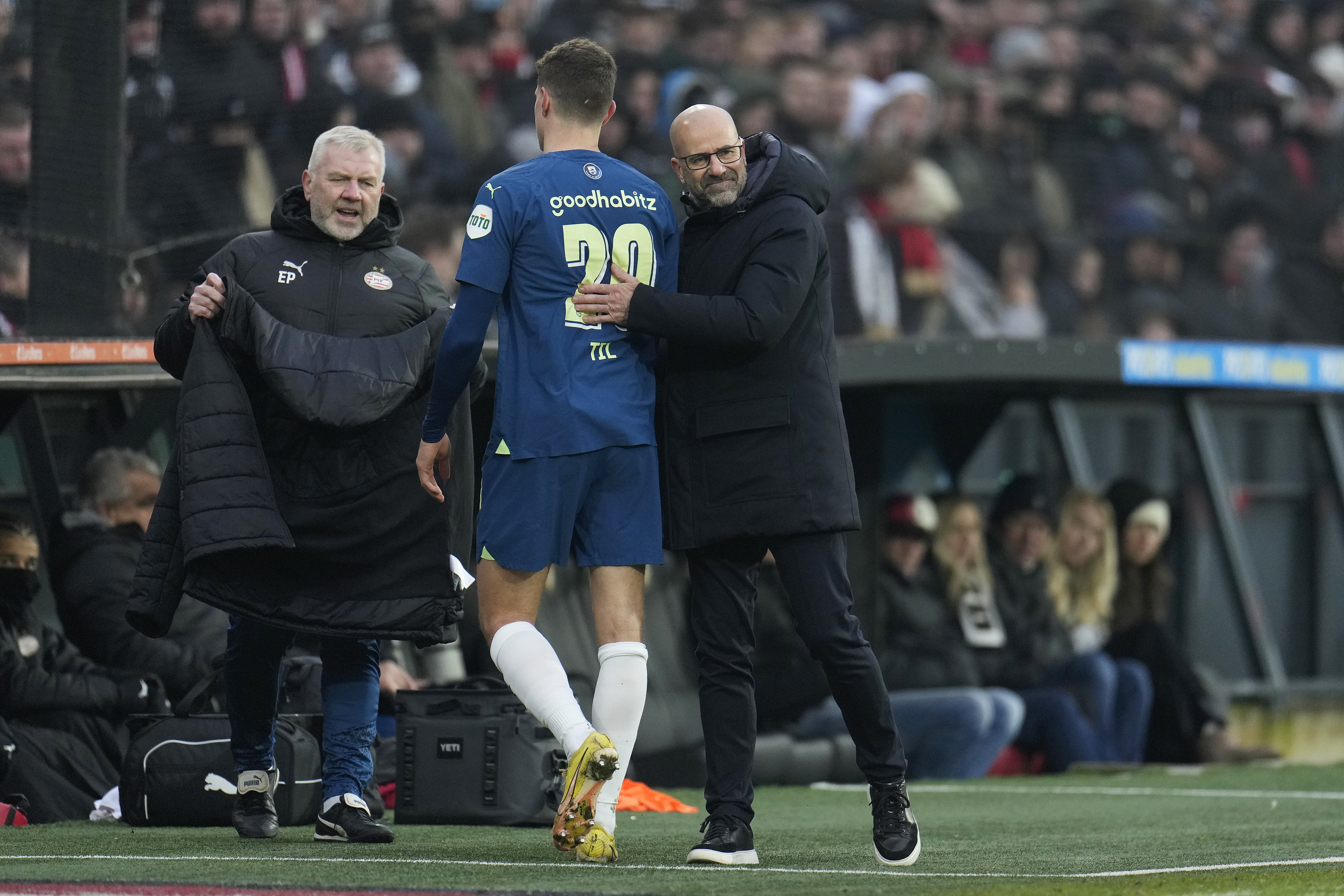 PSV-trainer Peter Bosz moet Guus Til voorlopig missen.