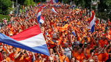 Oranje op groot scherm: wie betaalt straks de rekening tijdens het WK?