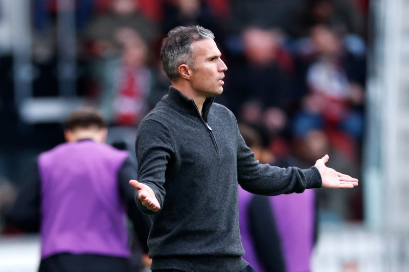 Robin van Persie reageert verbaasd