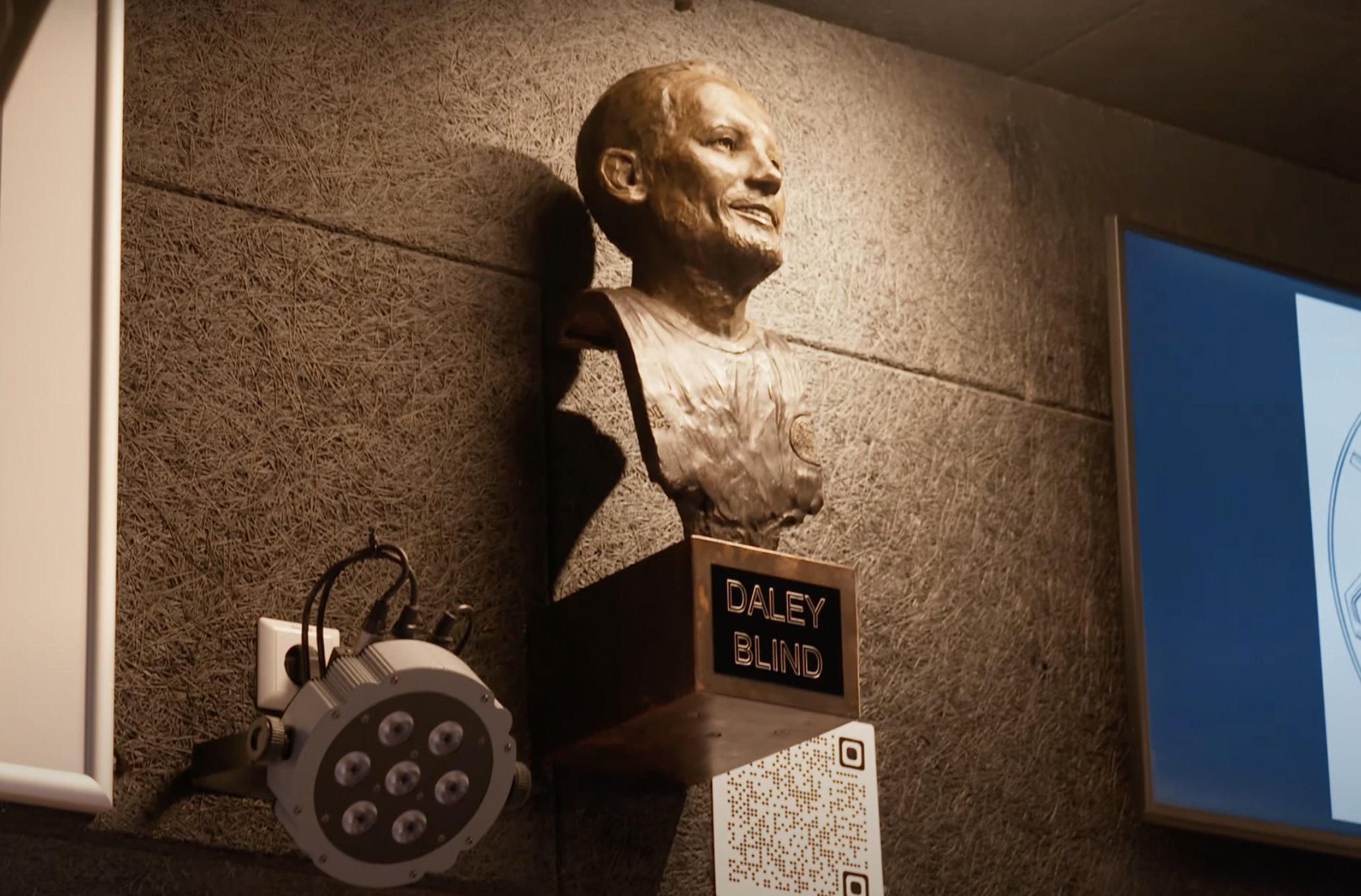 Ajax eert legendes: Standbeelden voor Blind, Rijkaard, Tahamata en Kluivert