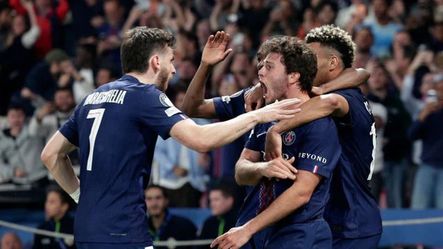 Parijs krijgt voetbalwaanzin cadeau: PSG en Bayern schrijven geschiedenis met 5-4
