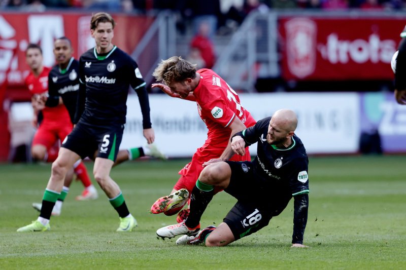 Van Persie onder druk: er moet gewonnen worden tegen FC Twente