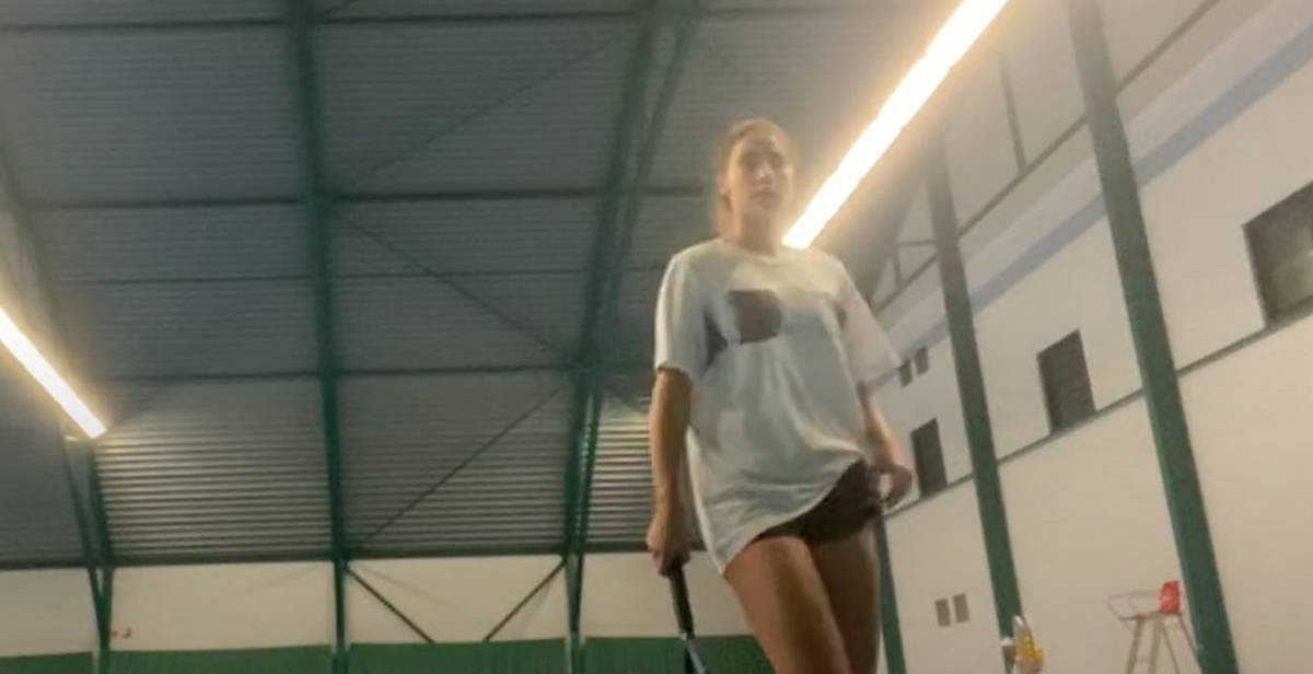 Renée van Bommel op de tennisbaan