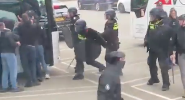 Beelden tonen hard politieoptreden tegen Feyenoord-fans in Utrecht