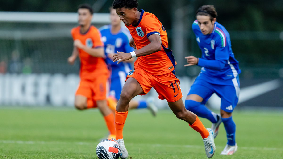 Shane Kluivert in actie voor Oranje O19. De jonge aanvaller van FC Barcelona behoort tot de nieuwe generatie talenten in de Nederlandse jeugdelftallen.