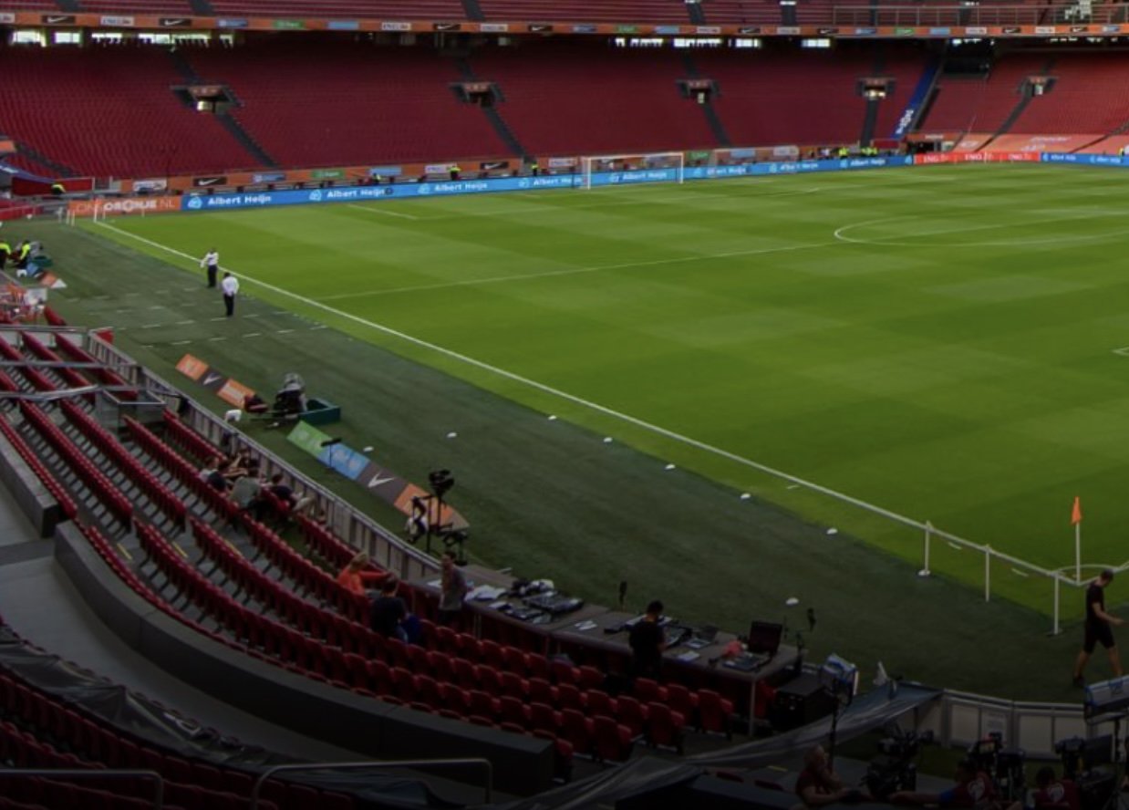De Johan Cruijff Arena maakt zich op voor de cruciale WK-kwalificatiewedstrijd tussen Nederland en Litouwen.