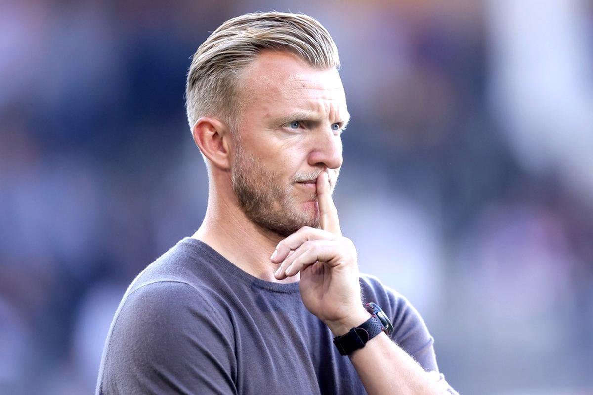 Dirk Kuijt in gedachten verzonken tijdens een wedstrijd. De voormalig international zou eigenlijk een sabbatical nemen, maar koos mede dankzij Feyenoord tóch voor een nieuwe uitdaging bij FC Dordrecht.