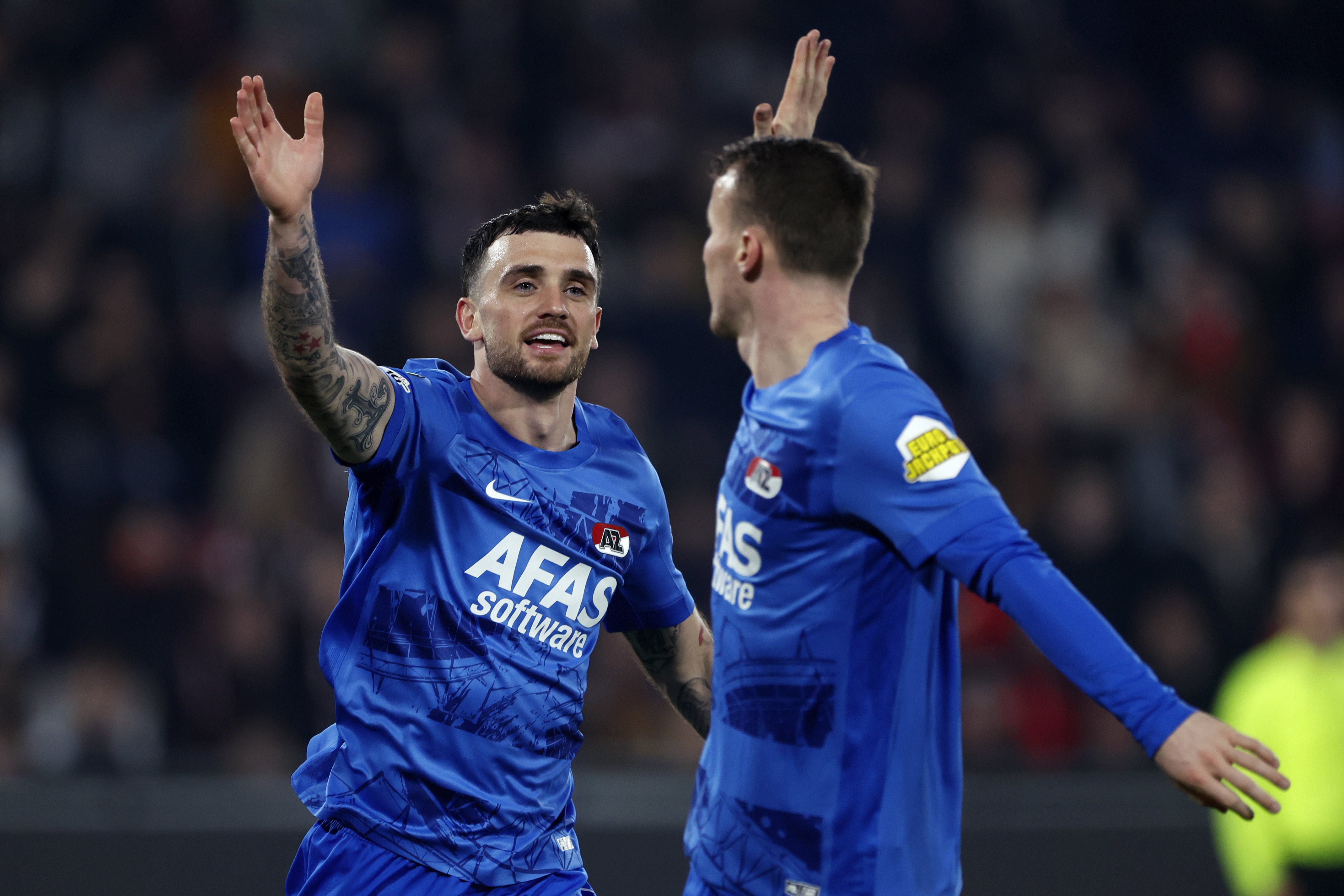 AZ swingt in Praag en bereikt kwartfinale na overtuigende zege