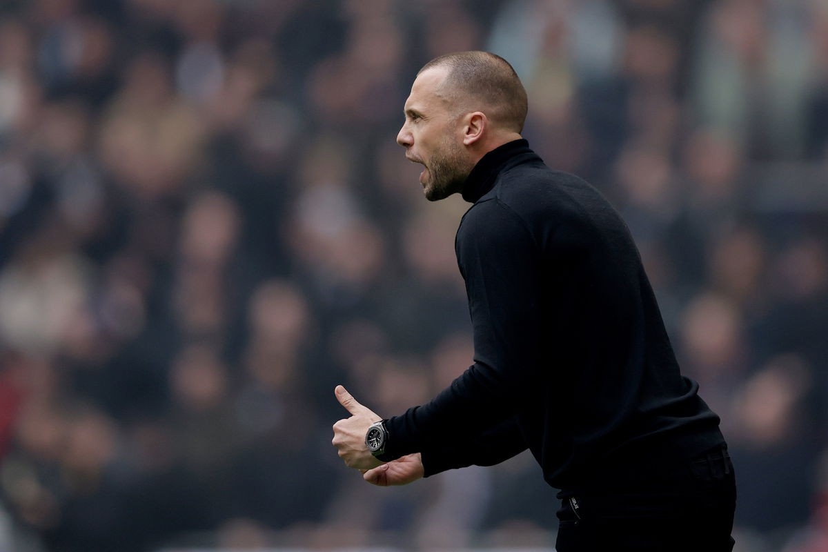 Heitinga in actie bij Ajax als trainer