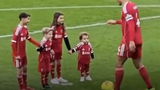 Kippenvel op Anfield: Jota’s zoontjes hand in hand met Van Dijk