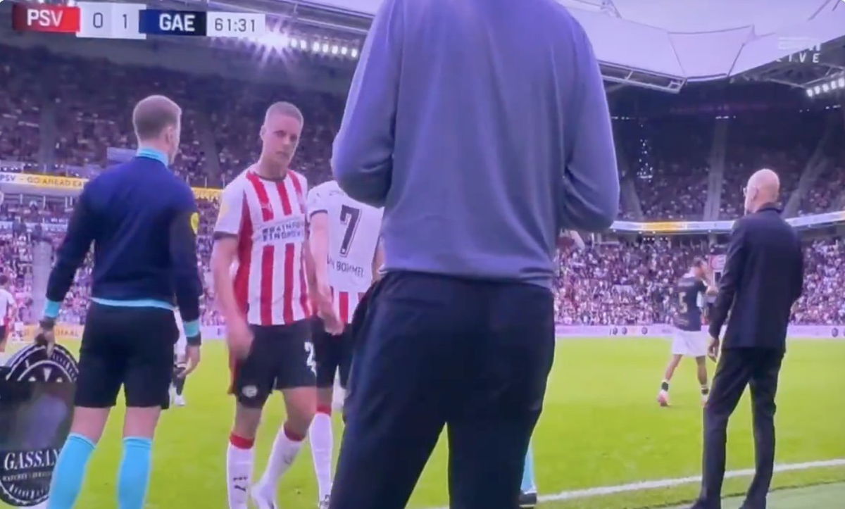 Veerman duwt Van Bommel bij zijn wissel: het moment ging razendsnel rond online